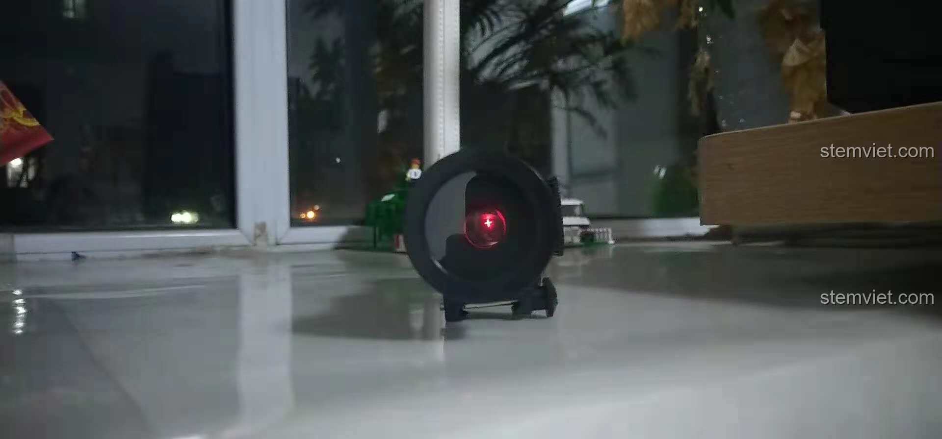 Kính ngắm của bộ đồ chơi mô hình Súng bắn tỉa Kar98k Mauser cho con trai trên 8 tuổi với đèn hồng tâm phát sáng.