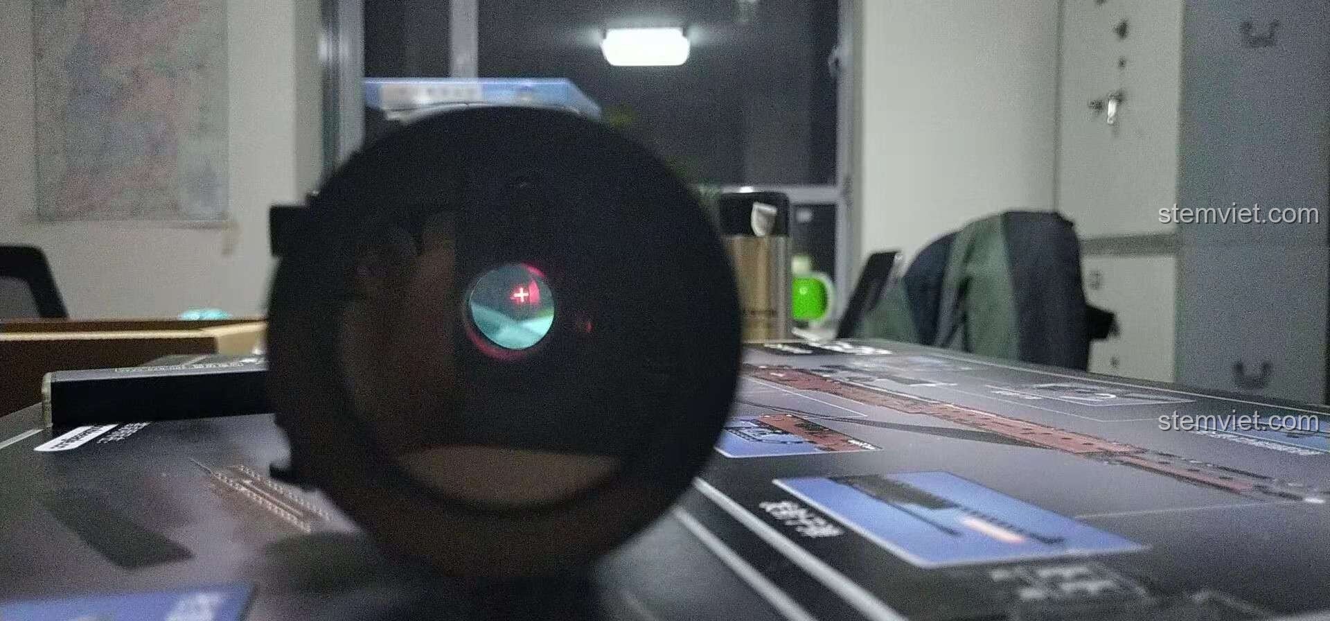 Góc nhìn qua kính ngắm của bộ khối lắp ghép Mô hình súng bắn tỉa C61010, hiển thị hồng tâm rõ nét.