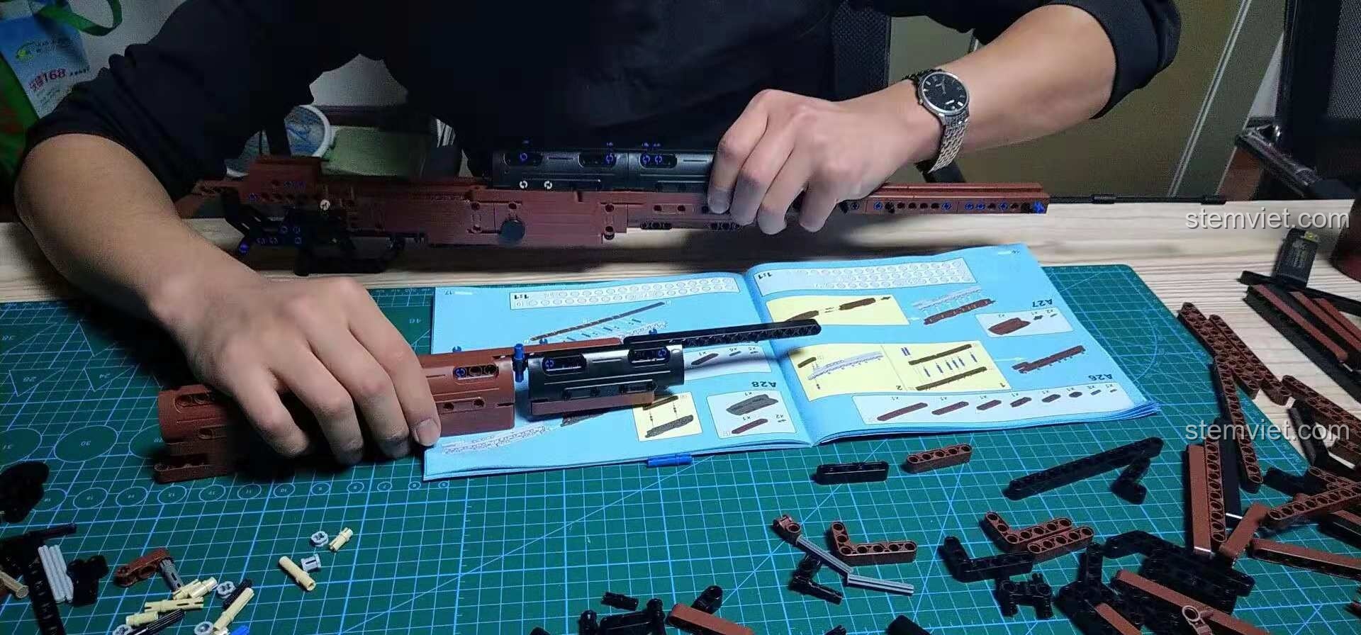 Tiếp tục lắp ráp bộ đồ chơi Súng Kar98k PUBG 1010, gắn phần nòng súng và các chi tiết kỹ thuật.