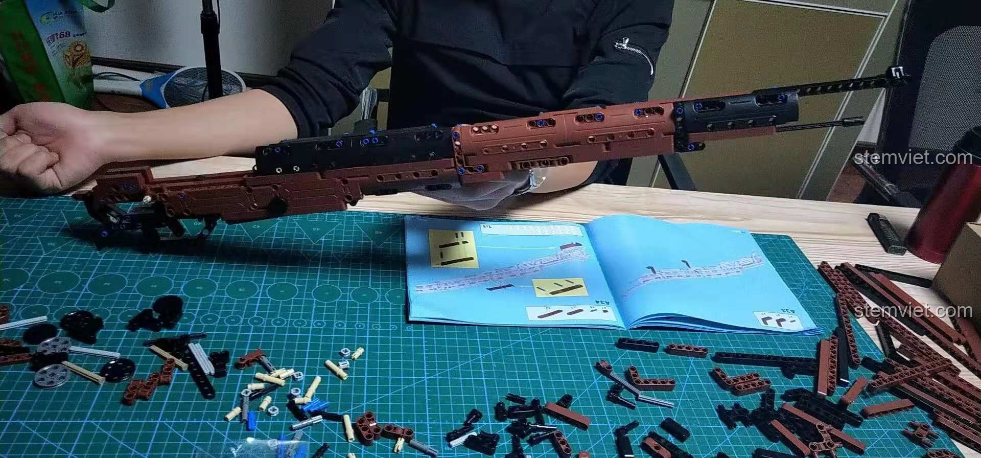 Quá trình lắp ráp thân súng của set đồ chơi Súng bắn tỉa Kar98k Mauser 1010, các mảnh ghép khớp nối chắc chắn.