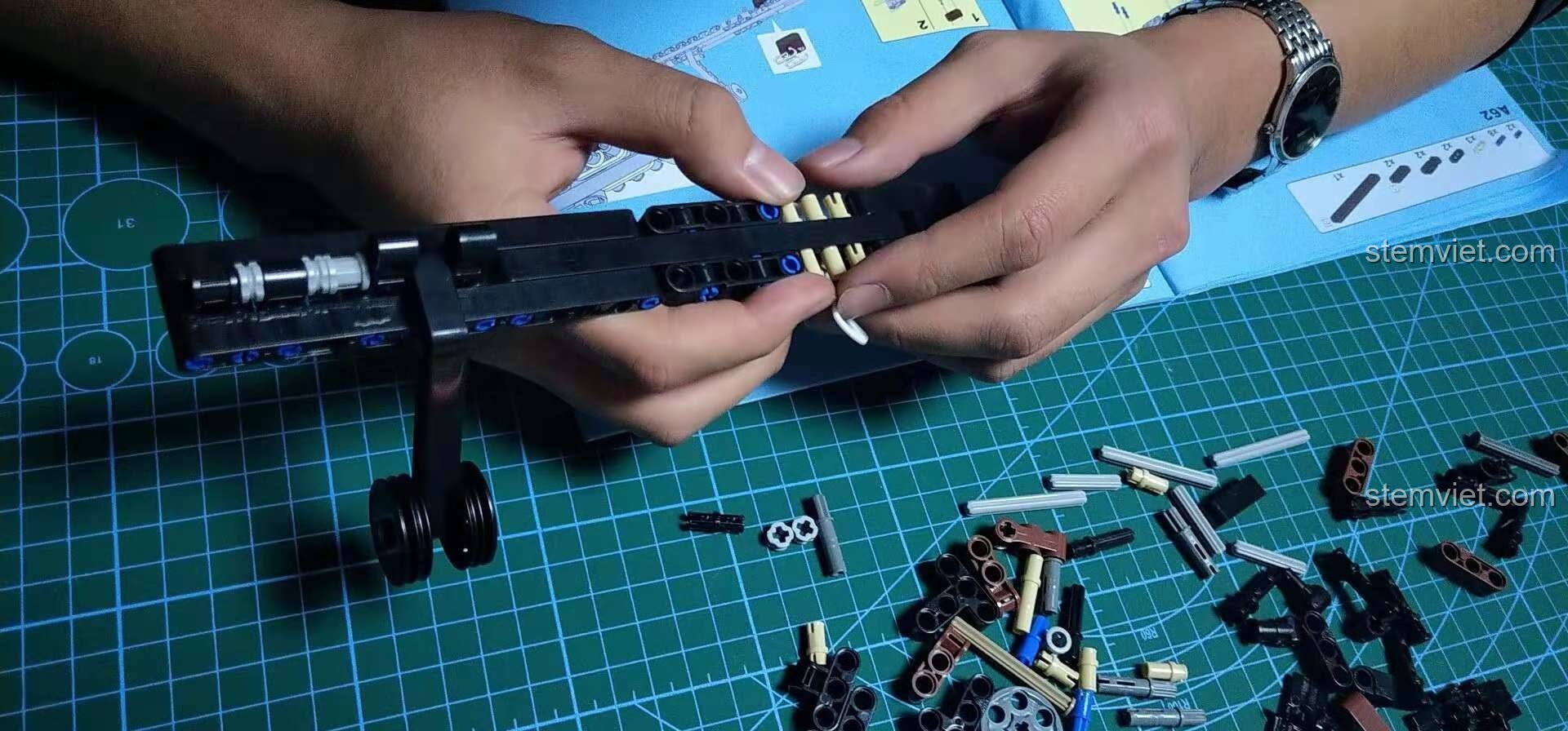 Lắp đặt cơ chế nạp đạn và cò súng của set đồ chơi Súng mô hình Kar98k 1010, một bước quan trọng trong quá trình lắp ráp.