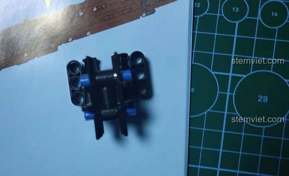 Gắn kính ngắm lên thân súng của đồ chơi lắp ráp Súng bắn tỉa Kar98k Mauser cho bé trai 8 tuổi, hoàn thiện vẻ ngoài.