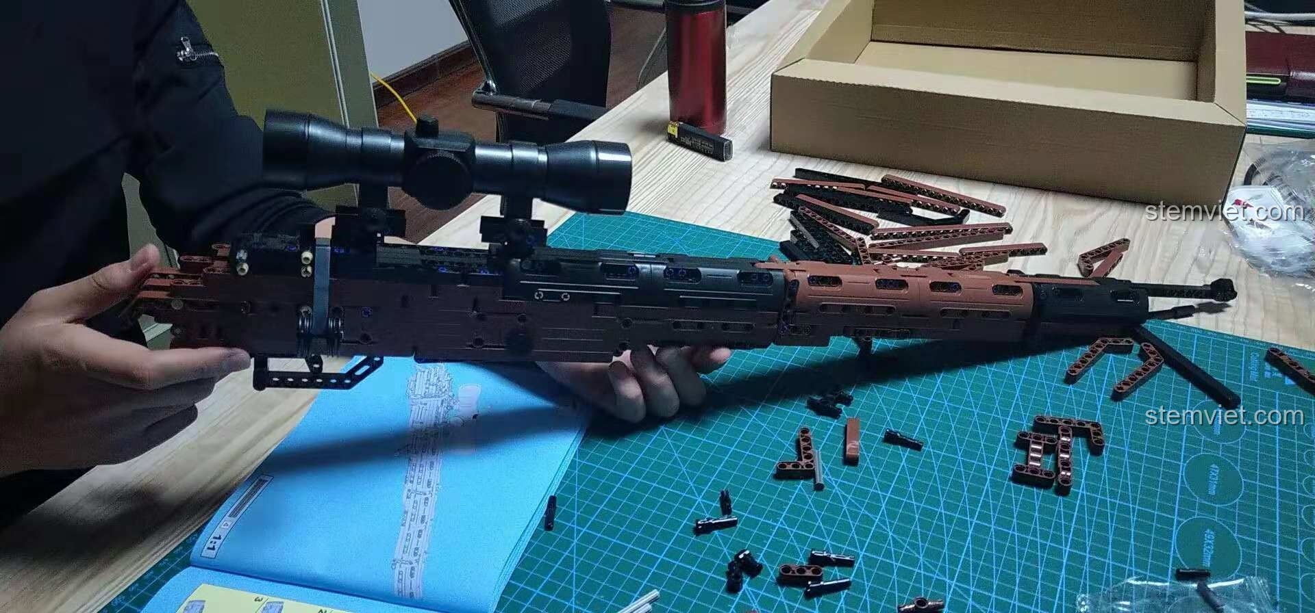 Lắp ráp phần báng súng của bộ lắp ráp súng bắn tỉa CaDA C61010 Kar98k, với nhiều chi tiết kỹ thuật.