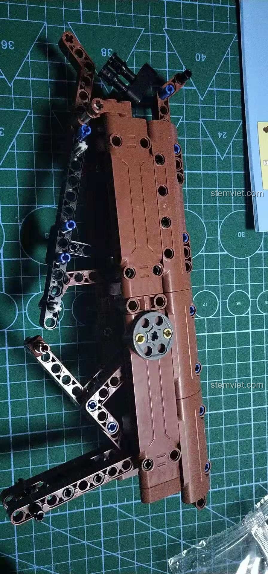 Các mảnh ghép của báng súng trong bộ lắp ráp súng trường Mauser 98K CaDA C61010 được kết nối hoàn chỉnh.