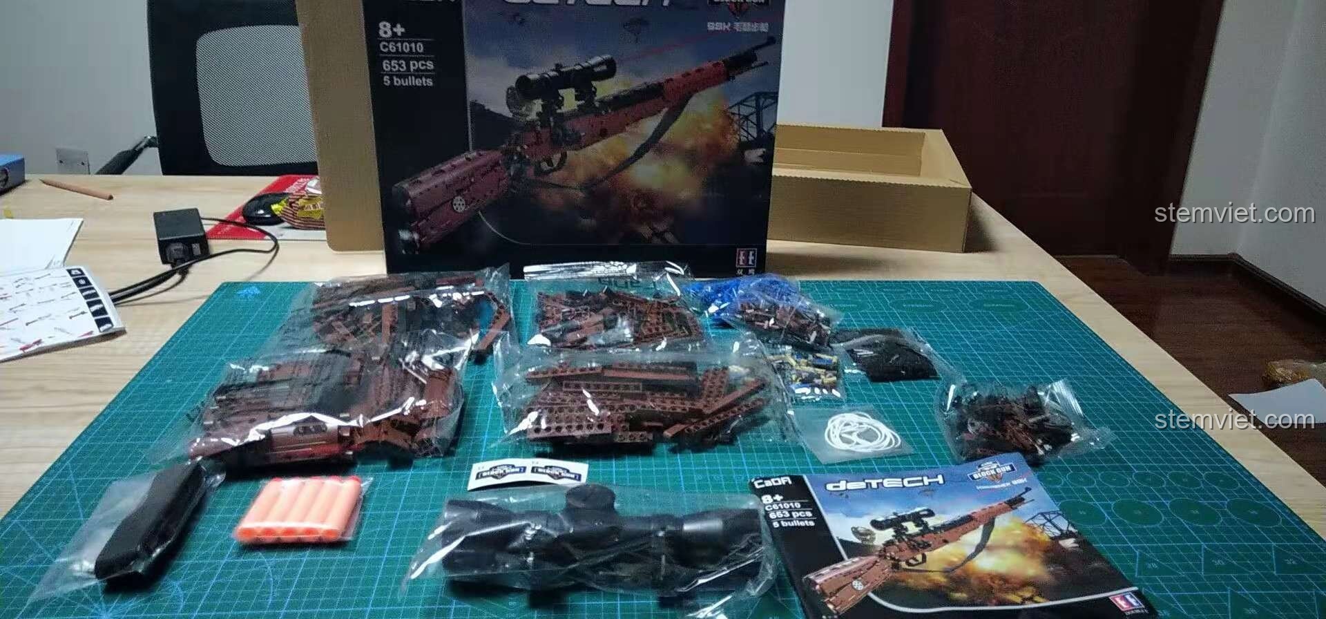 Toàn bộ linh kiện của bộ xếp hình Súng mô Kar98k C61010 sau khi mở hộp, bao gồm các túi mảnh ghép, đạn xốp và phụ kiện.