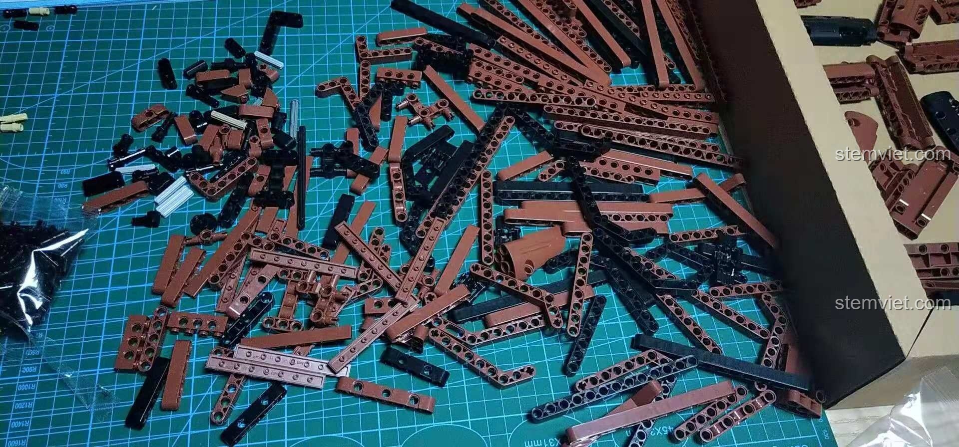 Các mảnh ghép của bộ đồ chơi xây dựng Súng trường Mauser 98K C61010 được đổ ra, sẵn sàng cho quá trình lắp ráp.