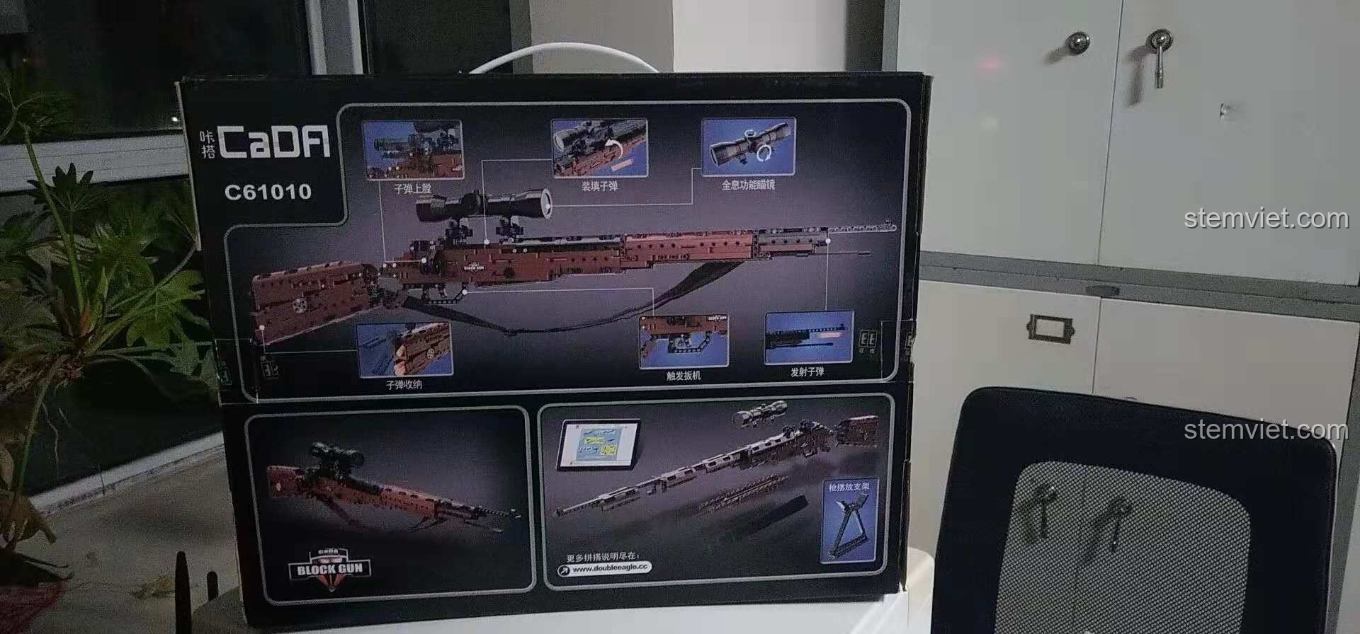 Mặt sau hộp bộ lắp ráp súng trường Mauser 98K CaDA C61010 hiển thị các tính năng như nạp đạn, kính ngắm và chân chống.