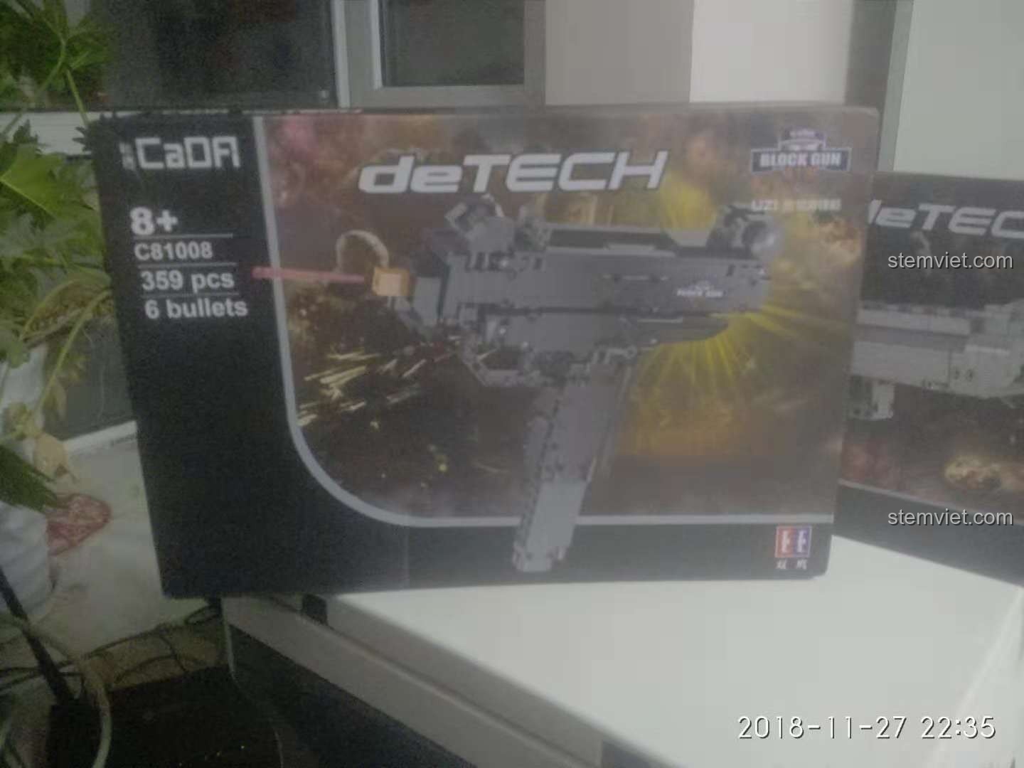 Cận cảnh mô hình súng trường Mauser 98K CaDA 61010 ẩn mình trong tán lá, tăng tính chân thực cho cảnh chơi.