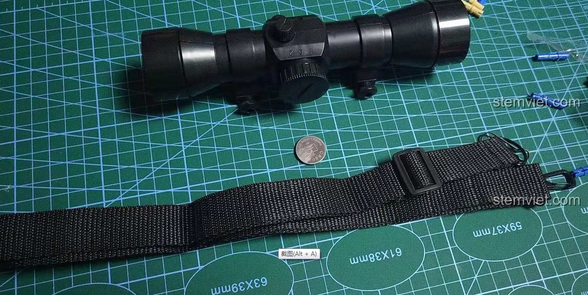 Phụ kiện đi kèm bộ đồ chơi xây dựng 61010 bao gồm kính ngắm và dây đeo, tăng tính chân thực cho mô hình súng.