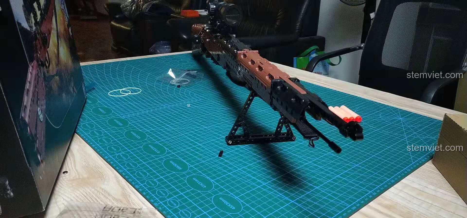 Góc nhìn qua kính ngắm của bộ đồ chơi lắp ráp Súng bắn tỉa Kar98k cho trẻ em 8+, hiển thị hồng tâm và tầm nhìn.