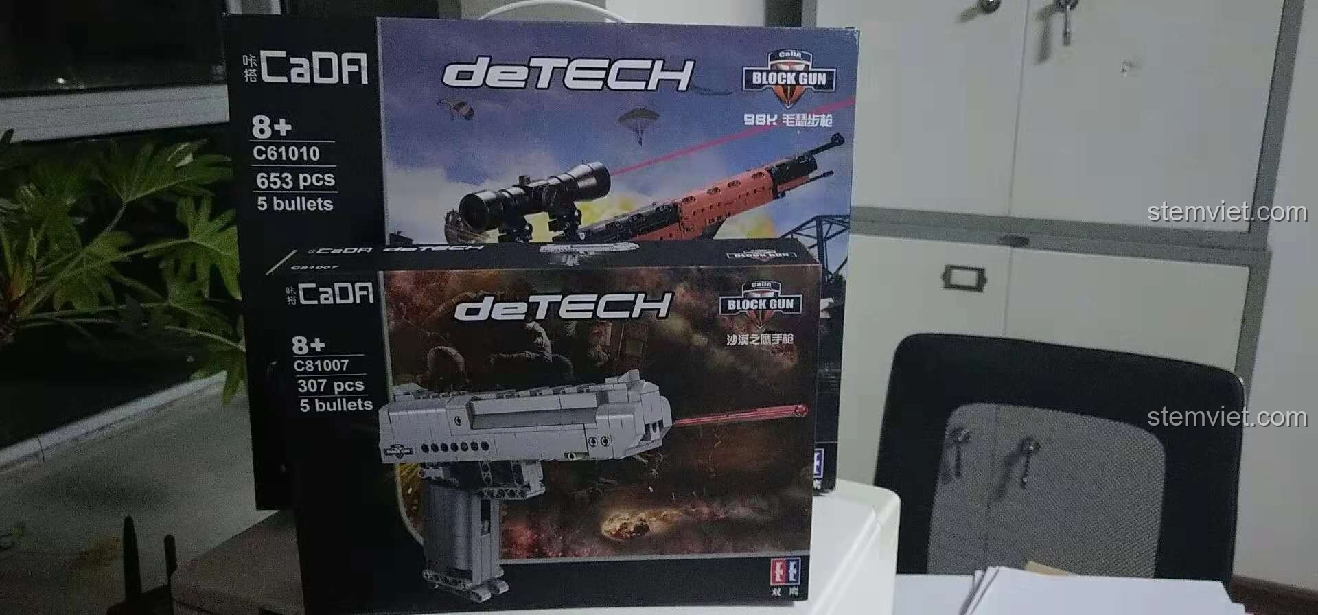 So sánh kích thước hộp bộ lắp ráp Súng bắn tỉa Kar98k Mauser CaDA C61010 với một hộp đồ chơi lắp ráp khác.