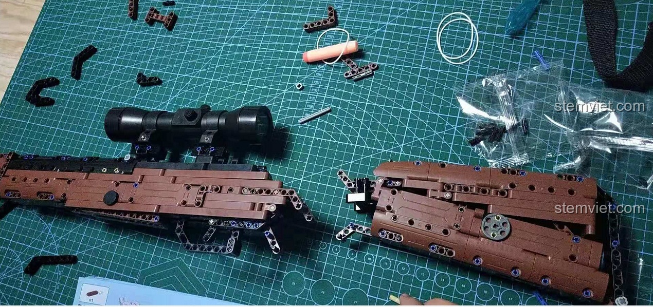 Mô hình súng bắn tỉa Kar98k Mauser CaDA C61010 đã hoàn thành, đặt cạnh hộp sản phẩm, thể hiện sự hoành tráng.