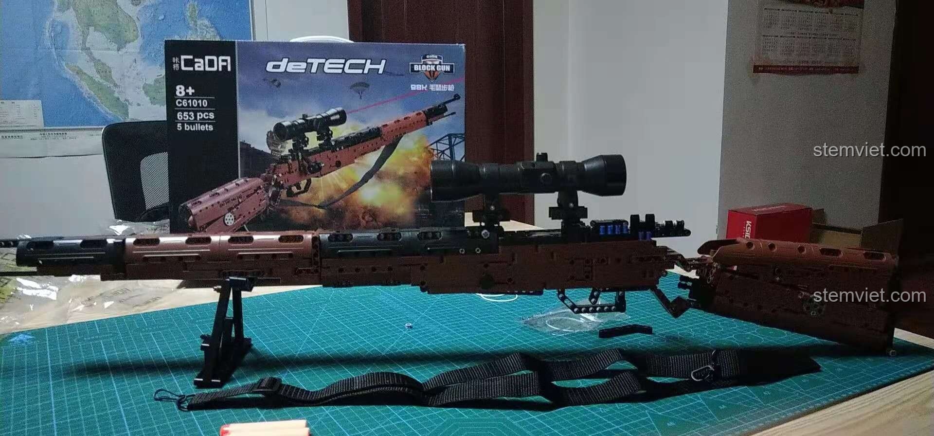 Mô hình súng Kar98k PUBG CaDA C61010 được đặt trên chân chống, sẵn sàng trưng bày hoặc chơi.