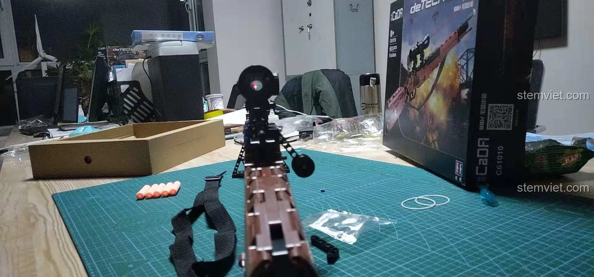 Mô hình súng trường Mauser 98K CaDA 61010 trưng bày cùng các bộ đồ chơi lắp ráp khác, tạo nên bộ sưu tập.