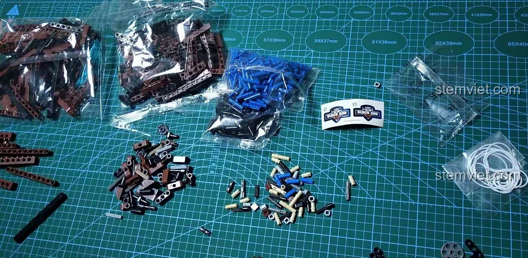 Các túi linh kiện và phụ kiện của bộ xếp hình C61010, bao gồm đạn xốp, dây đeo và các mảnh ghép.