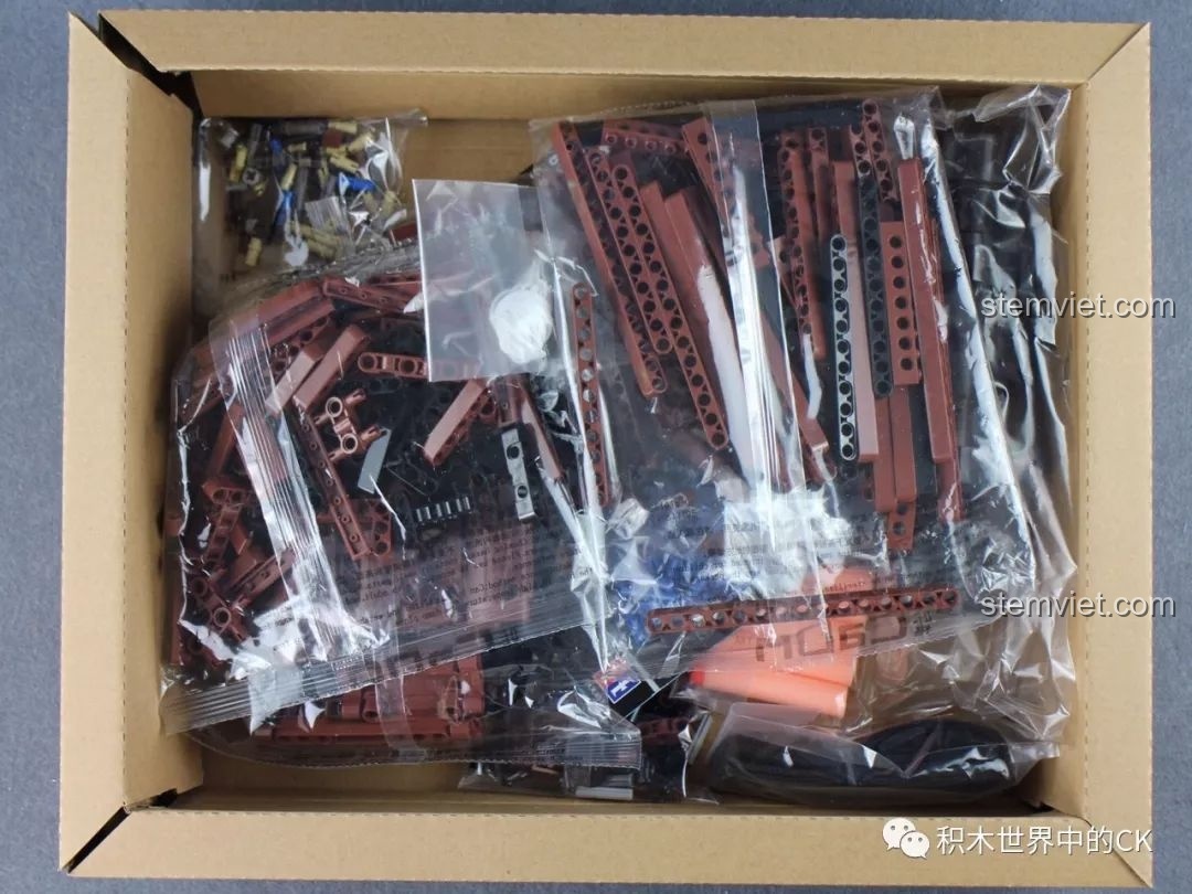Toàn bộ linh kiện bên trong hộp đồ chơi lắp ráp CaDA C61010 Súng bắn tỉa Kar98k Mauser, các túi mảnh ghép được sắp xếp gọn gàng.