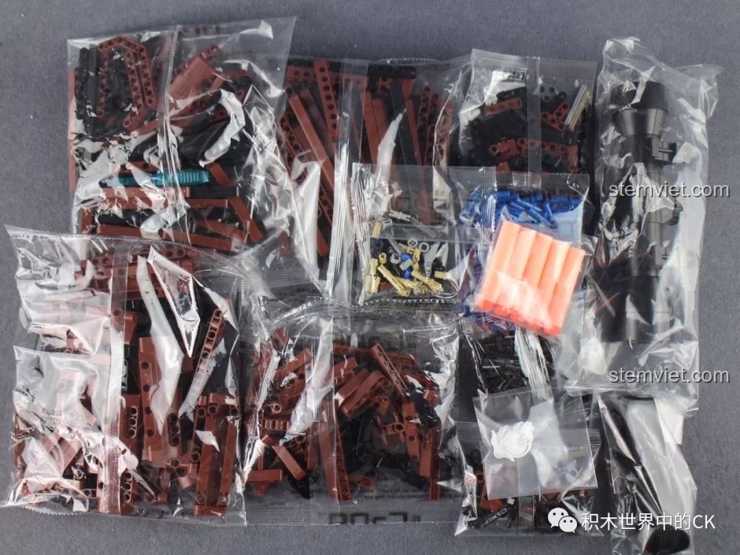 Các túi mảnh ghép của bộ lắp ráp CaDA C61010 Súng bắn tỉa Kar98k Mauser, không được phân loại theo bước, chủ yếu là màu nâu.