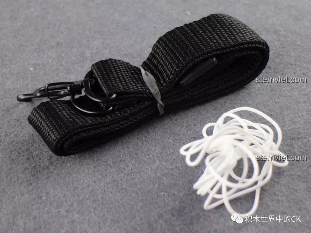 Dây đeo súng và các vòng cao su đi kèm bộ lắp ráp CaDA C61010 Súng bắn tỉa Kar98k Mauser, giúp tăng tính chân thực và khả năng chơi.