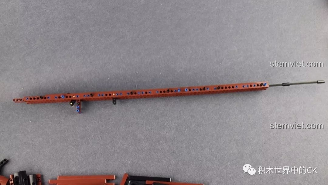 Mô hình súng bắn tỉa CaDA C61010 Kar98k Mauser đang dần dài ra trong quá trình lắp ráp, thể hiện kích thước ấn tượng của sản phẩm.