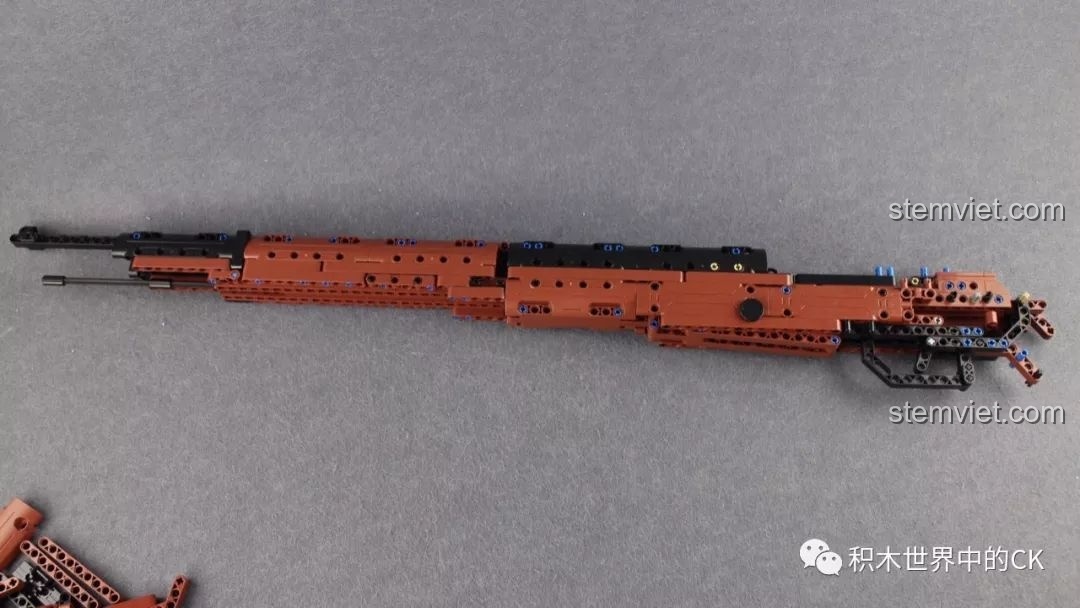 Phần B của bộ lắp ráp CaDA C61010 Súng bắn tỉa Kar98k Mauser, là phần báng súng với cơ chế chứa đạn xốp độc đáo.