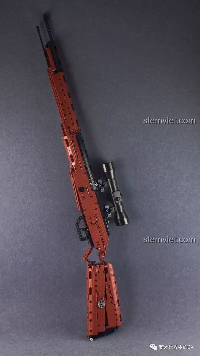 Cận cảnh cơ chế cò súng của mô hình CaDA C61010 Súng bắn tỉa Kar98k Mauser, cho thấy khả năng hoạt động và độ bền của chi tiết.