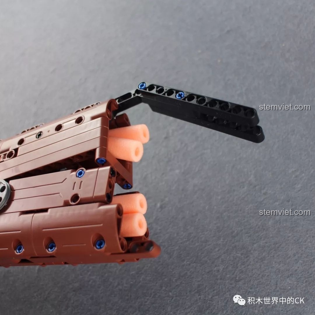 Kính ngắm của bộ lắp ráp CaDA C61010 Súng bắn tỉa Kar98k Mauser cho tầm nhìn thẳng, nhưng cần lưu ý quỹ đạo đạn xốp có thể bị ảnh hưởng bởi trọng lực.