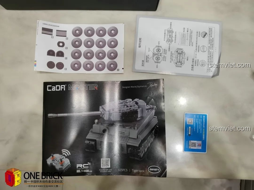 Hộp sản phẩm Xe tăng Tiger I CaDA C61071 cùng các phụ kiện đi kèm như sách hướng dẫn, sticker và pin.