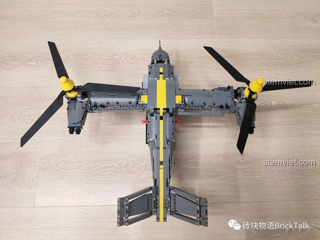 Mô hình CaDA C61076 Máy bay Bell V-280 Valor nhìn từ trên xuống với cánh đuôi gập, thể hiện thiết kế gọn gàng.