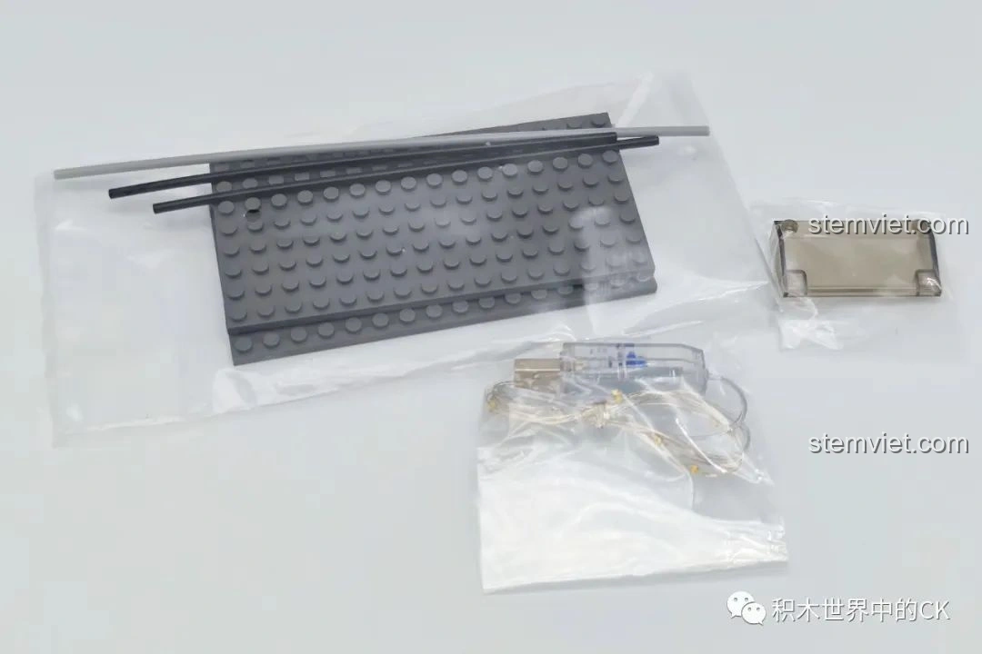 Tấm đế lắp ráp và bộ đèn LED đi kèm trong bộ đồ chơi CaDA C66006 Nhà Bánh Bao Nhật Bản, tạo hiệu ứng ánh sáng lung linh.