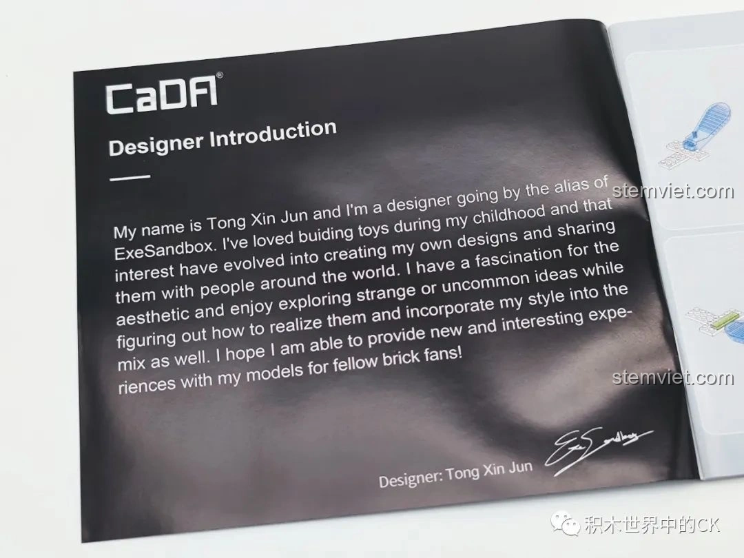 Trang giới thiệu nhà thiết kế Tong Xin Jun trong sách hướng dẫn của bộ CaDA C66006 Nhà Bánh Bao Nhật Bản.