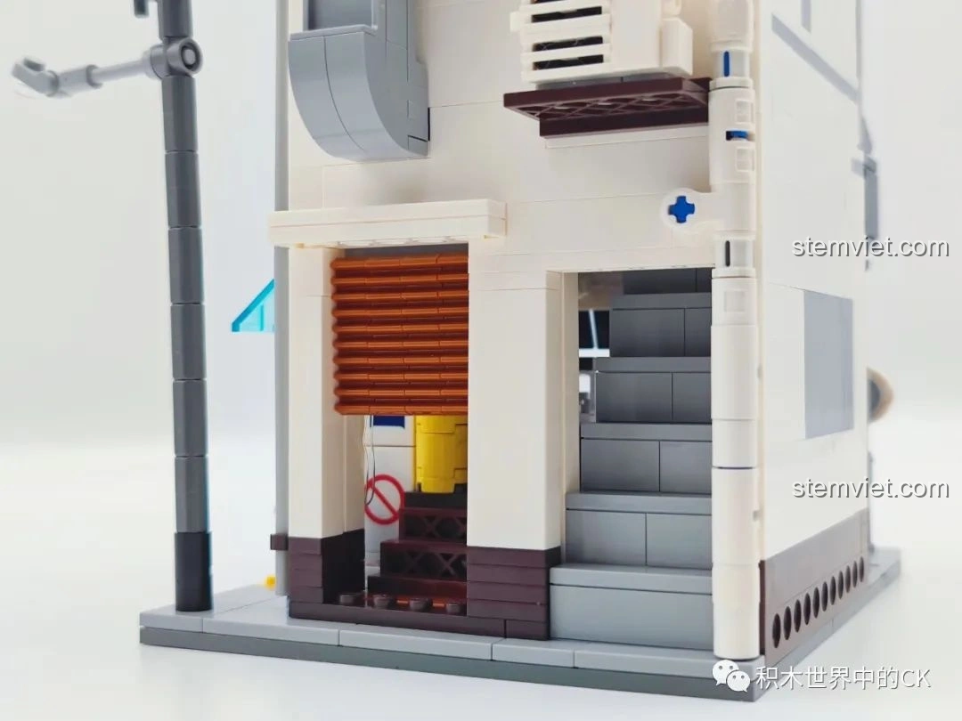 Chi tiết nội thất tầng trên của mô hình đồ chơi CaDA C66006 Nhà Bánh Bao Nhật Bản, với giường và bàn làm việc.