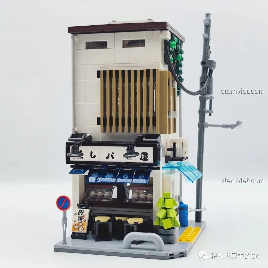 Mô hình đồ chơi CaDA C66006 Nhà Bánh Bao Nhật Bản hoàn chỉnh nhìn từ góc trước bên trái, thể hiện cột điện và cây xanh.