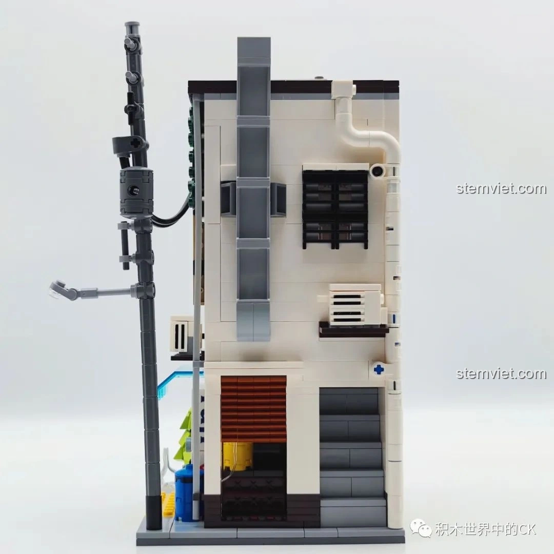 Mặt sau của mô hình đồ chơi CaDA C66006 Nhà Bánh Bao Nhật Bản, thể hiện cấu trúc và các chi tiết ẩn.