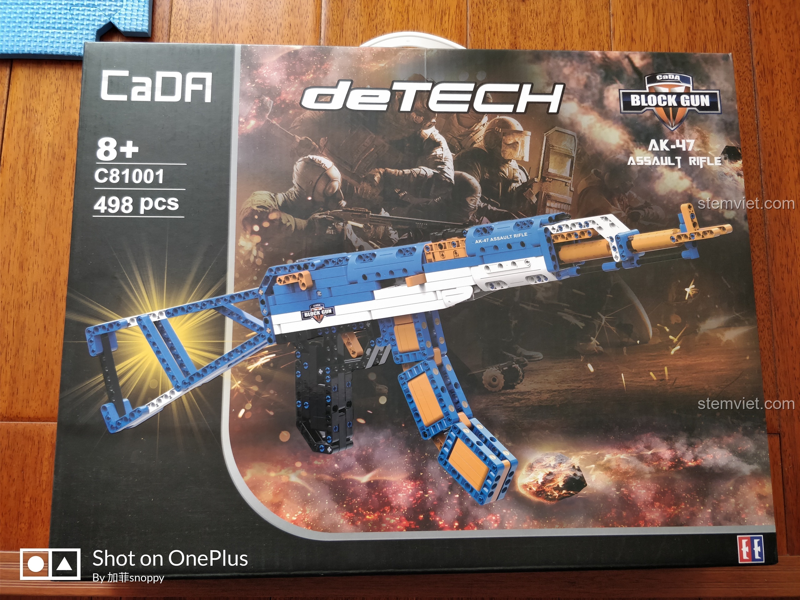 Hộp đồ chơi lắp ráp súng trường tấn công AK-47 CaDA C81001 với hình ảnh mô hình hoàn chỉnh và thông tin sản phẩm.