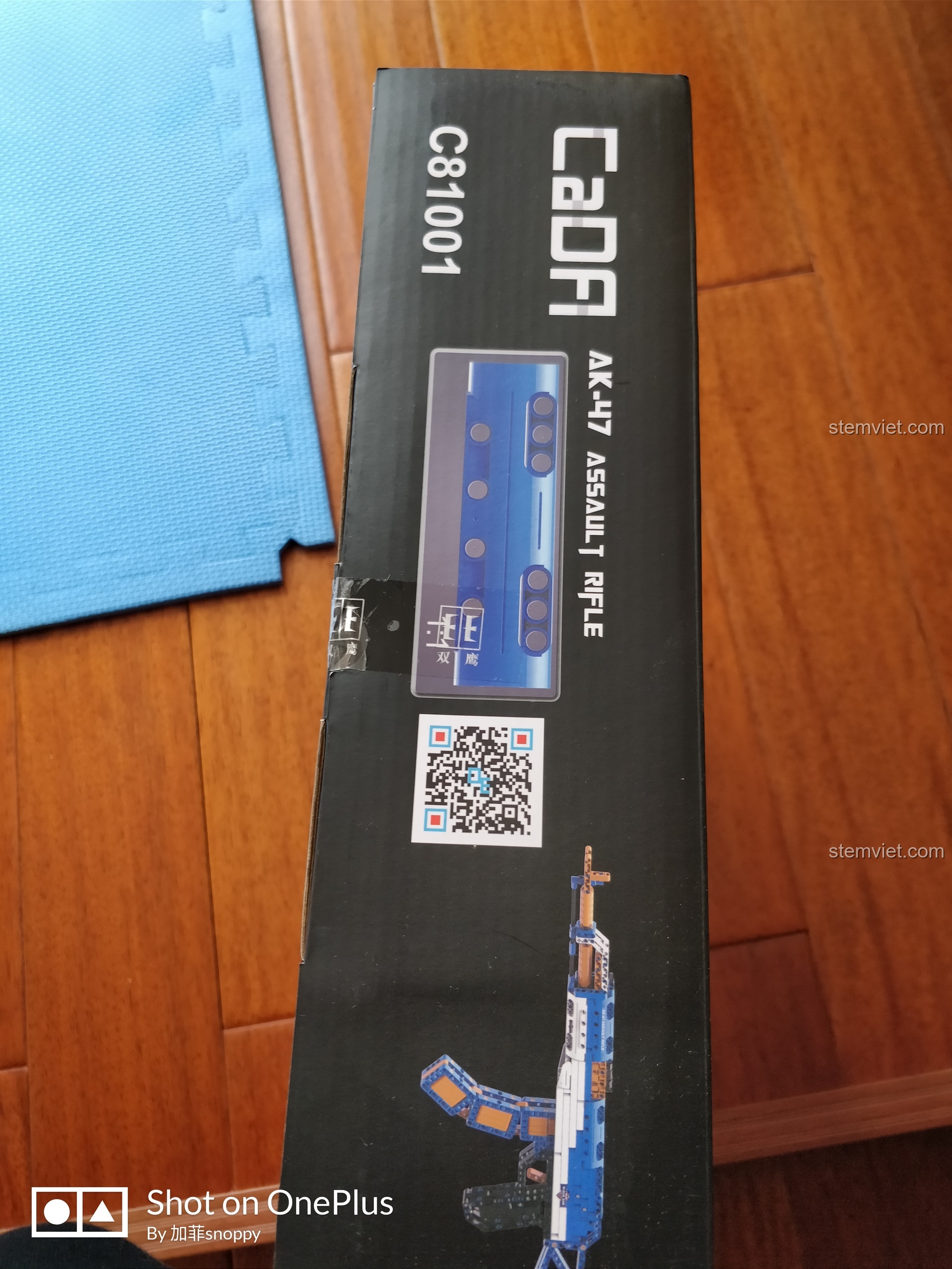 Mặt bên hộp đồ chơi lắp ráp súng AK-47 CaDA C81001 hiển thị mã sản phẩm và mã QR.