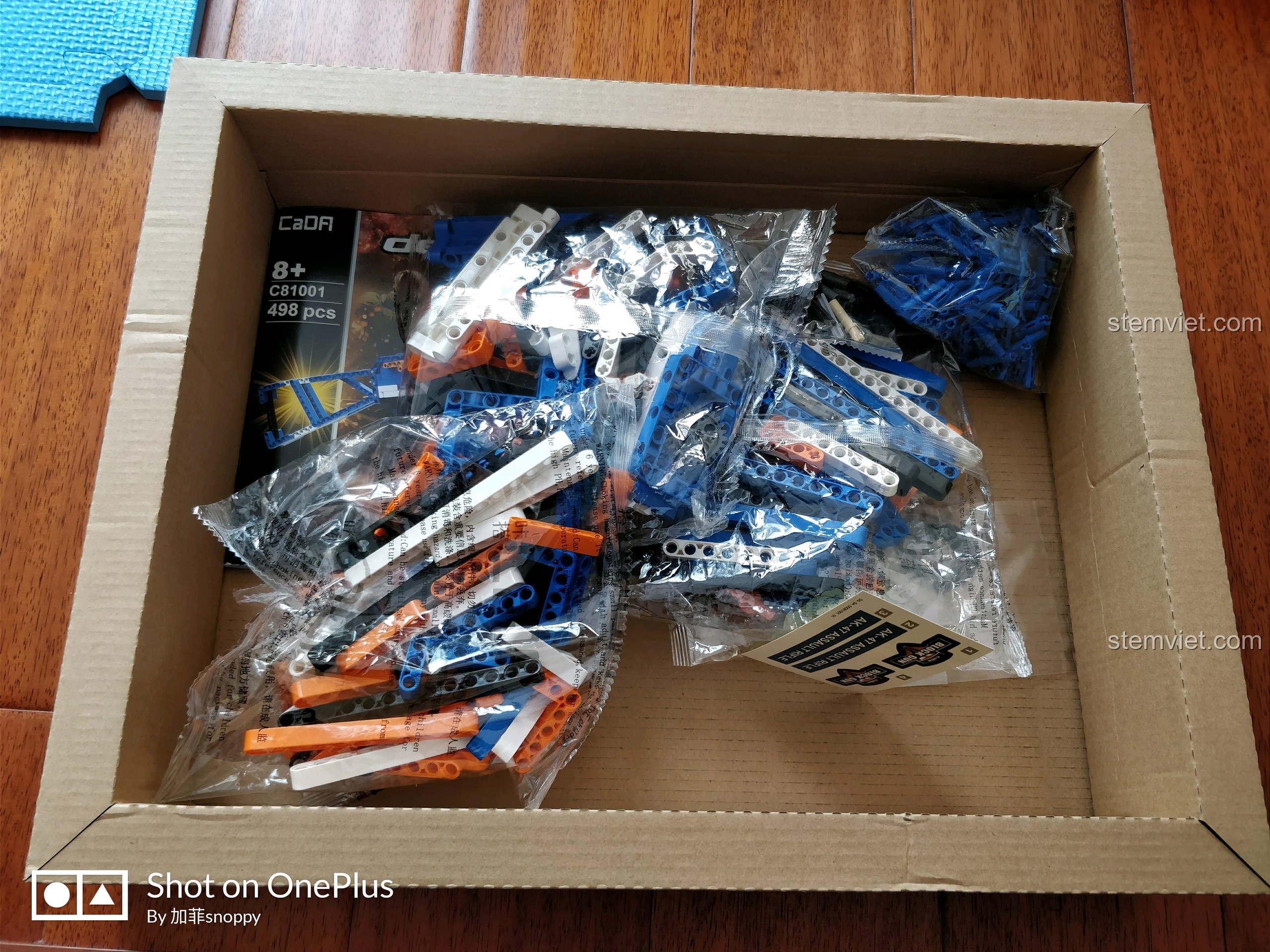 Bên trong hộp đồ chơi lắp ráp súng AK-47 CaDA C81001 với các túi linh kiện được đóng gói gọn gàng.