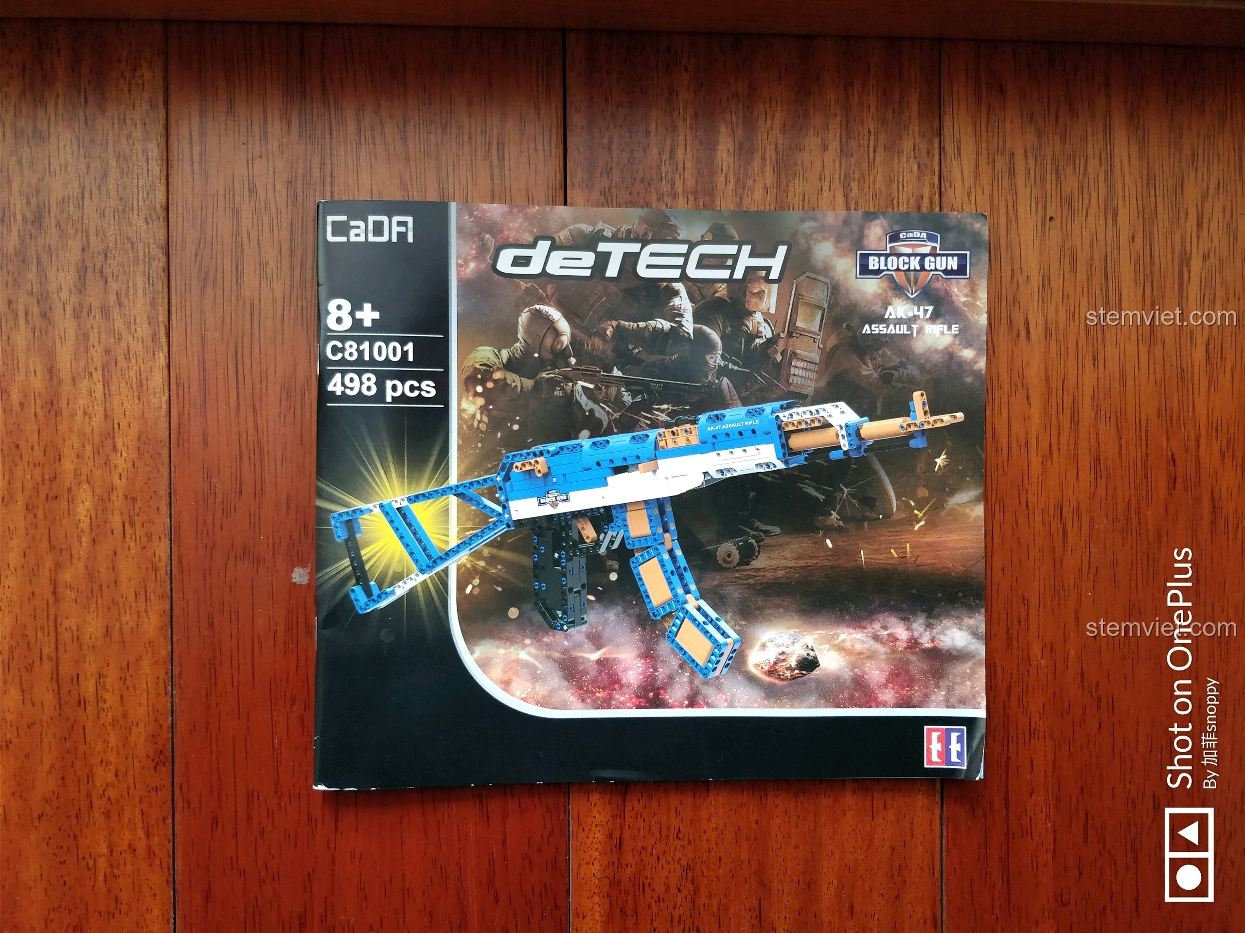 Toàn cảnh hộp đồ chơi lắp ráp súng AK-47 CaDA C81001 với thiết kế đồ họa ấn tượng.