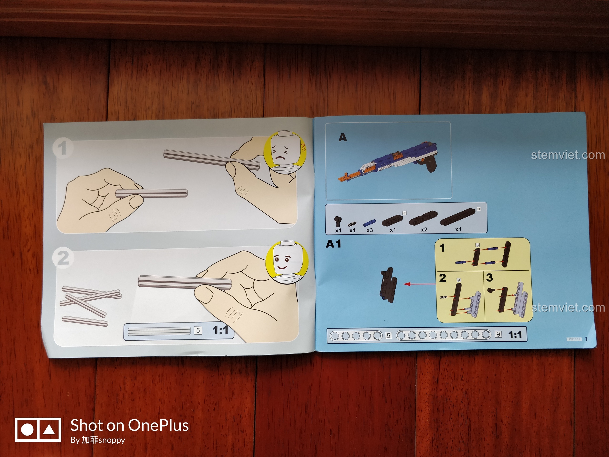 Sách hướng dẫn lắp ráp chi tiết của bộ đồ chơi súng trường tấn công AK-47 CaDA C81001 với hình ảnh minh họa rõ nét.