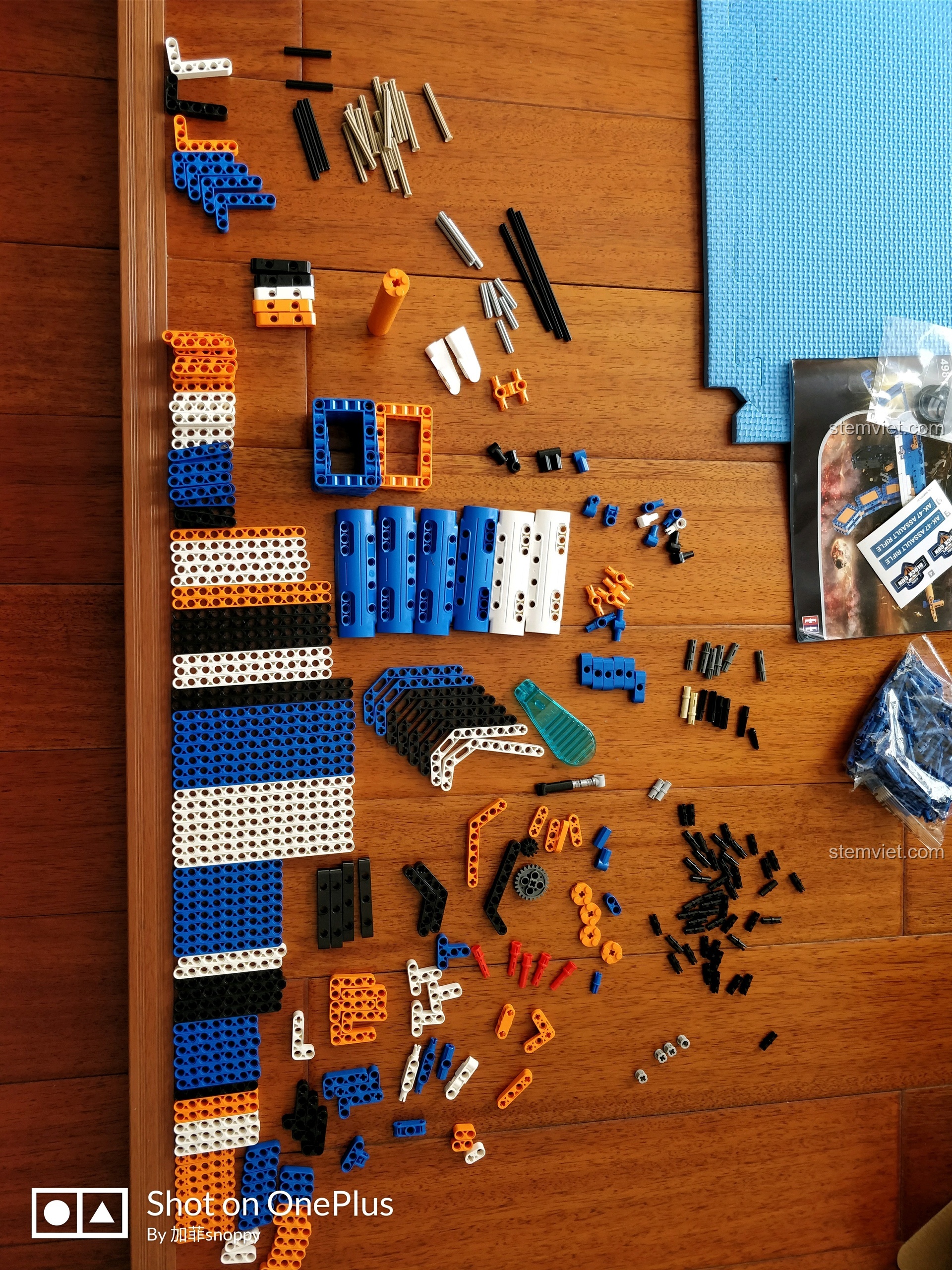 Các mảnh ghép của bộ đồ chơi lắp ráp súng AK-47 CaDA C81001 được sắp xếp gọn gàng trên bàn, sẵn sàng cho quá trình lắp ráp.