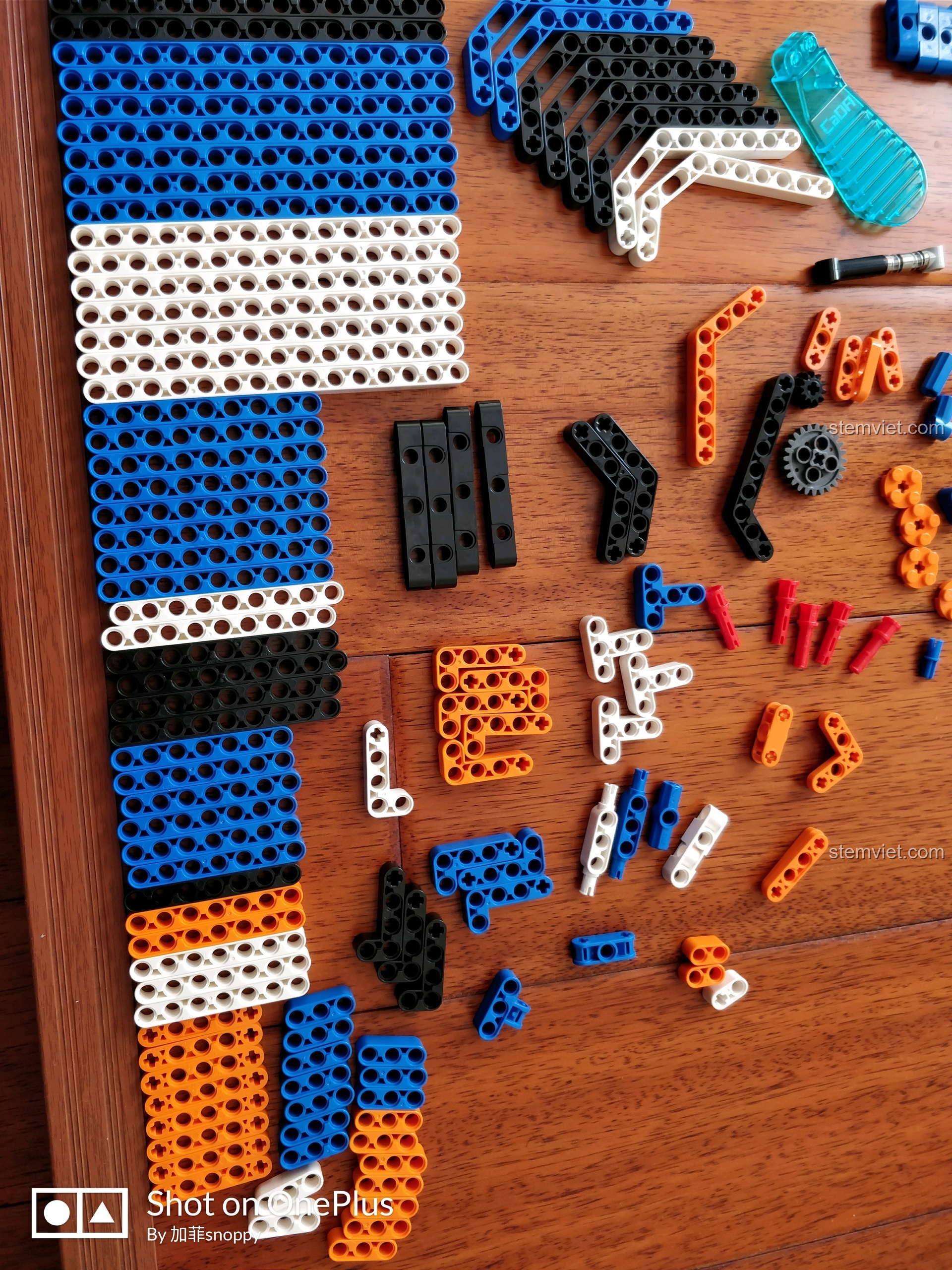 Tổng hợp các loại mảnh ghép khác nhau của bộ đồ chơi lắp ráp súng trường tấn công AK-47 CaDA C81001.