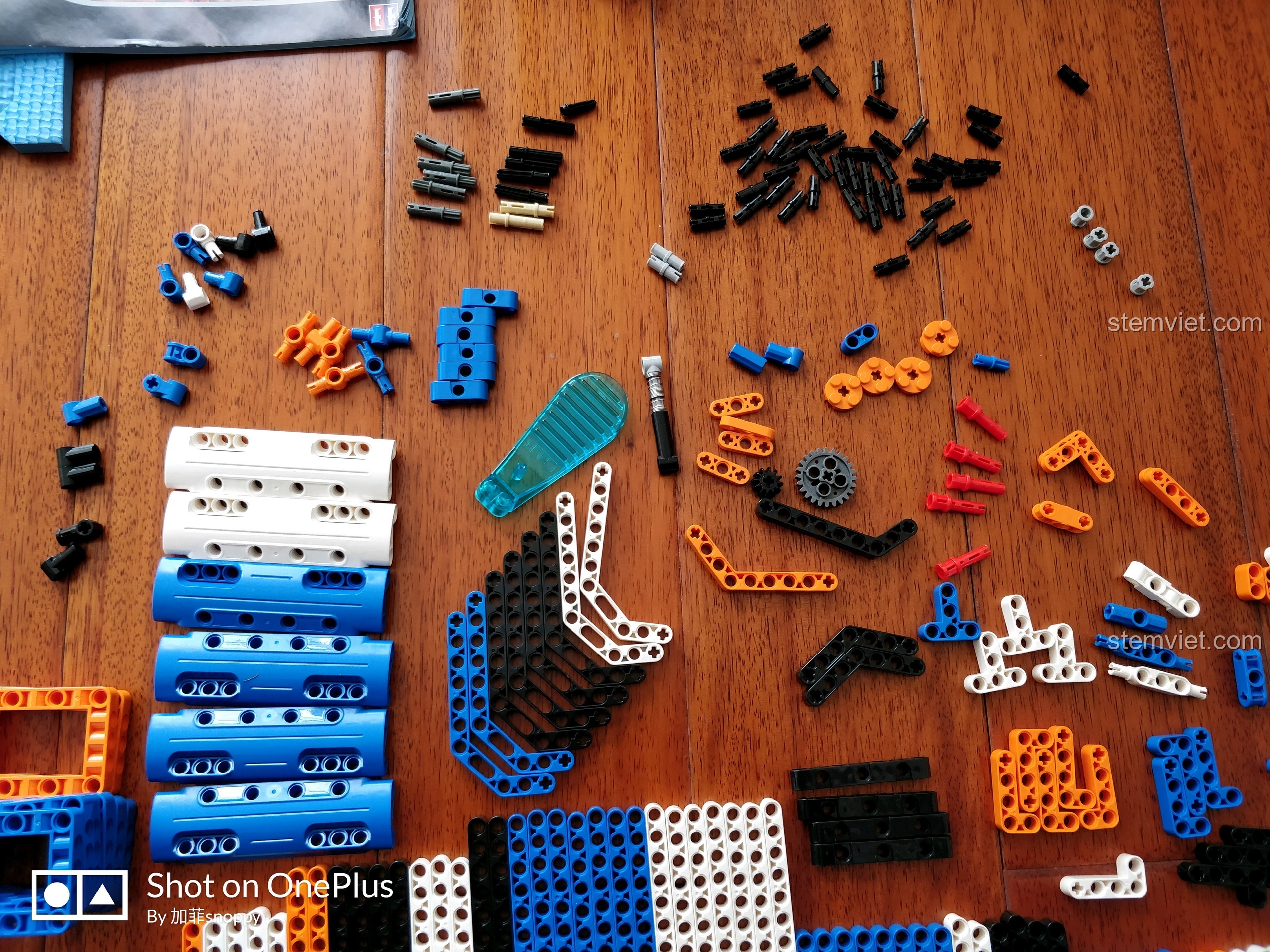 Các mảnh ghép nhỏ và chi tiết của bộ đồ chơi lắp ráp súng AK-47 CaDA C81001 được phân loại rõ ràng.