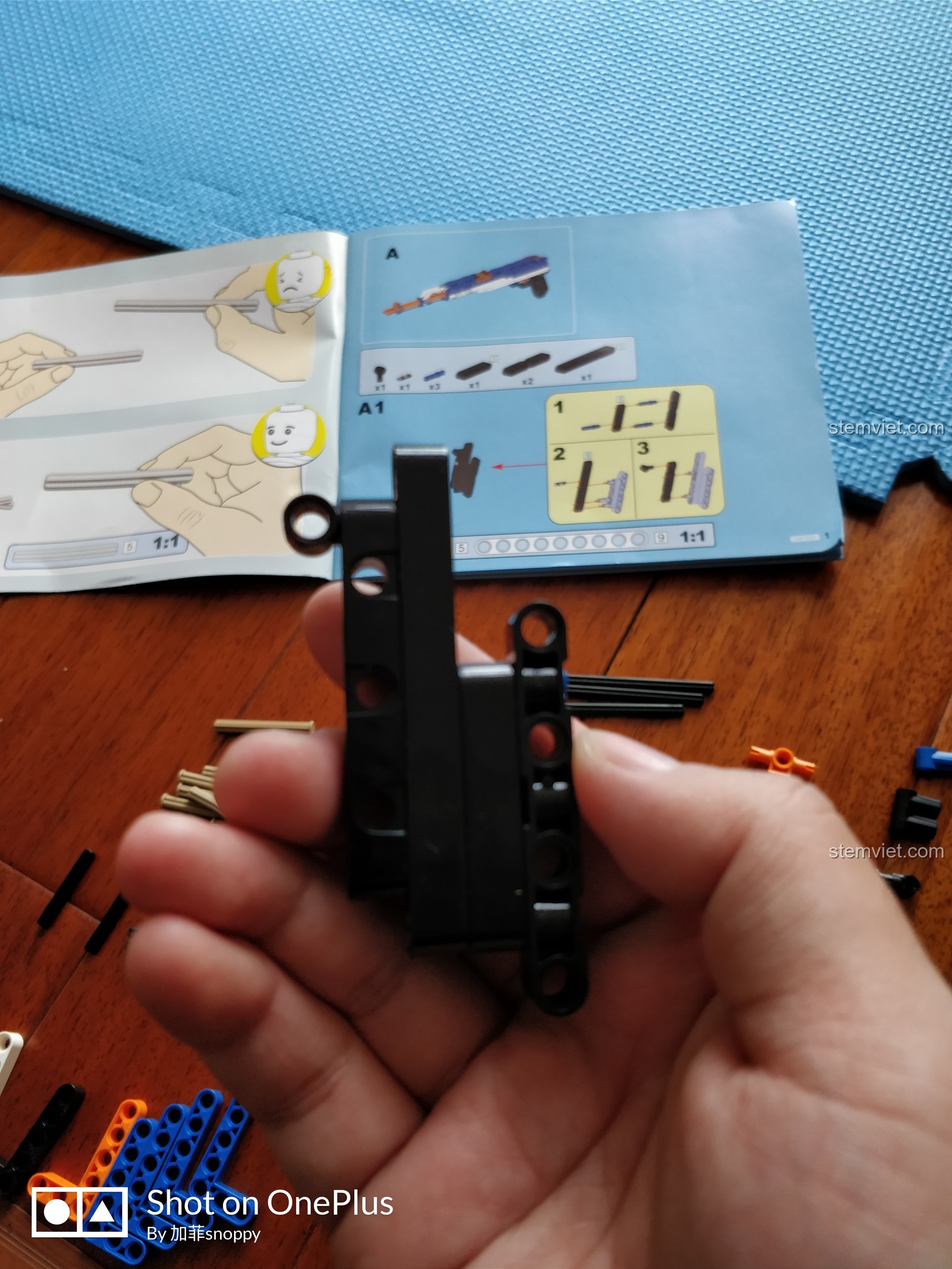 Bước đầu tiên lắp ráp bộ đồ chơi súng AK-47 CaDA C81001: lắp phần cò súng theo hướng dẫn.