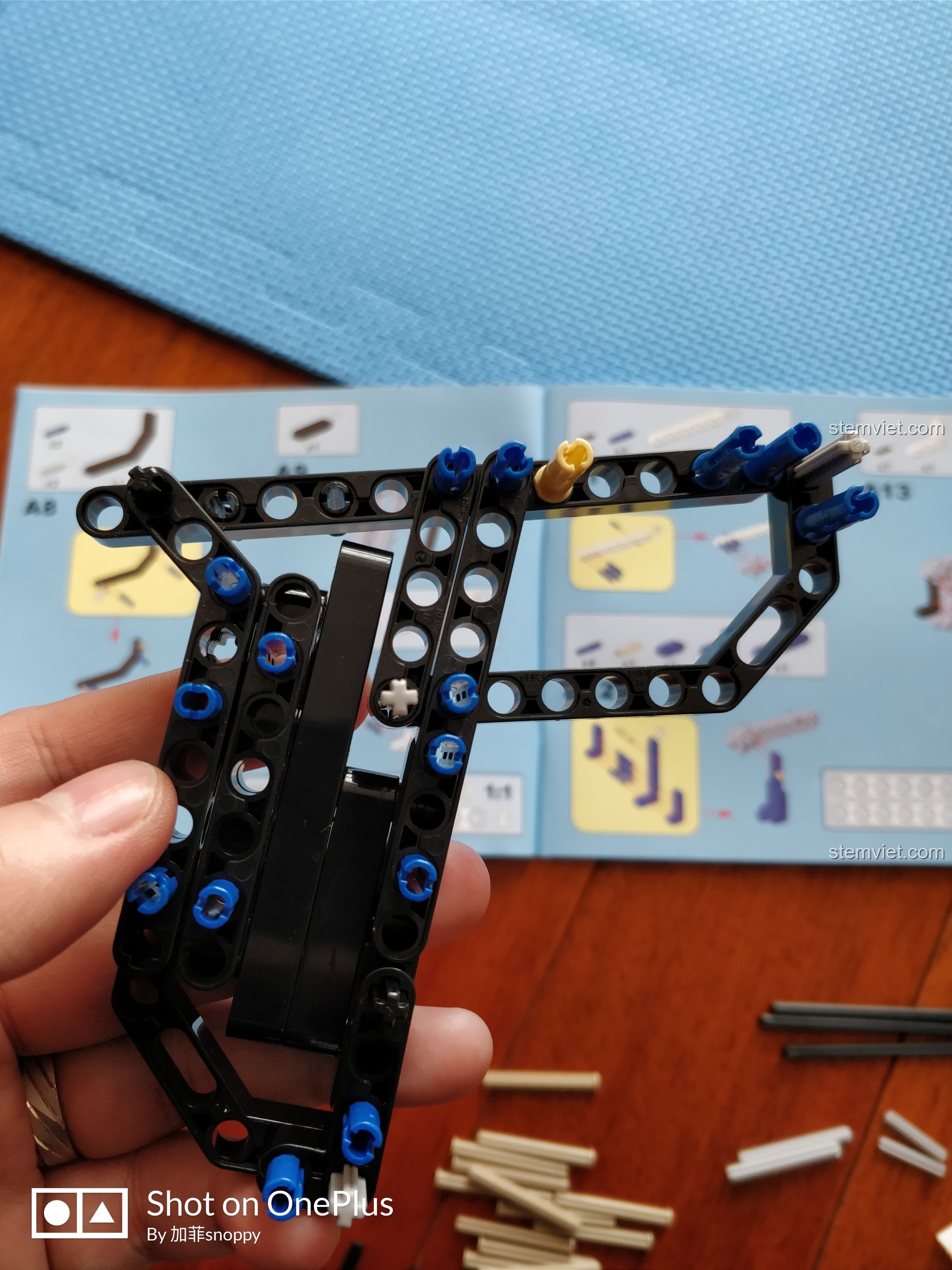 Cơ chế cò súng của mô hình AK-47 CaDA C81001 đang được lắp ráp, các chốt Technic được gắn vào đúng vị trí.