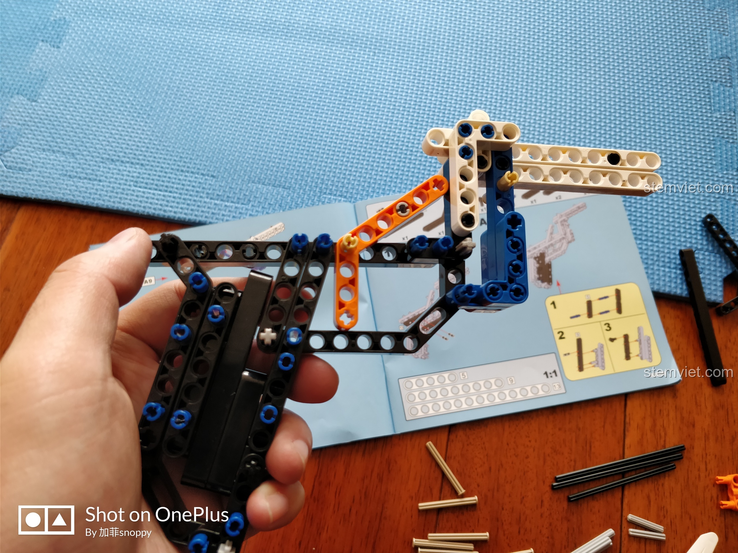 Phần cò súng của mô hình AK-47 CaDA C81001 đã hoàn thiện một phần, sẵn sàng cho các bước lắp ráp tiếp theo.