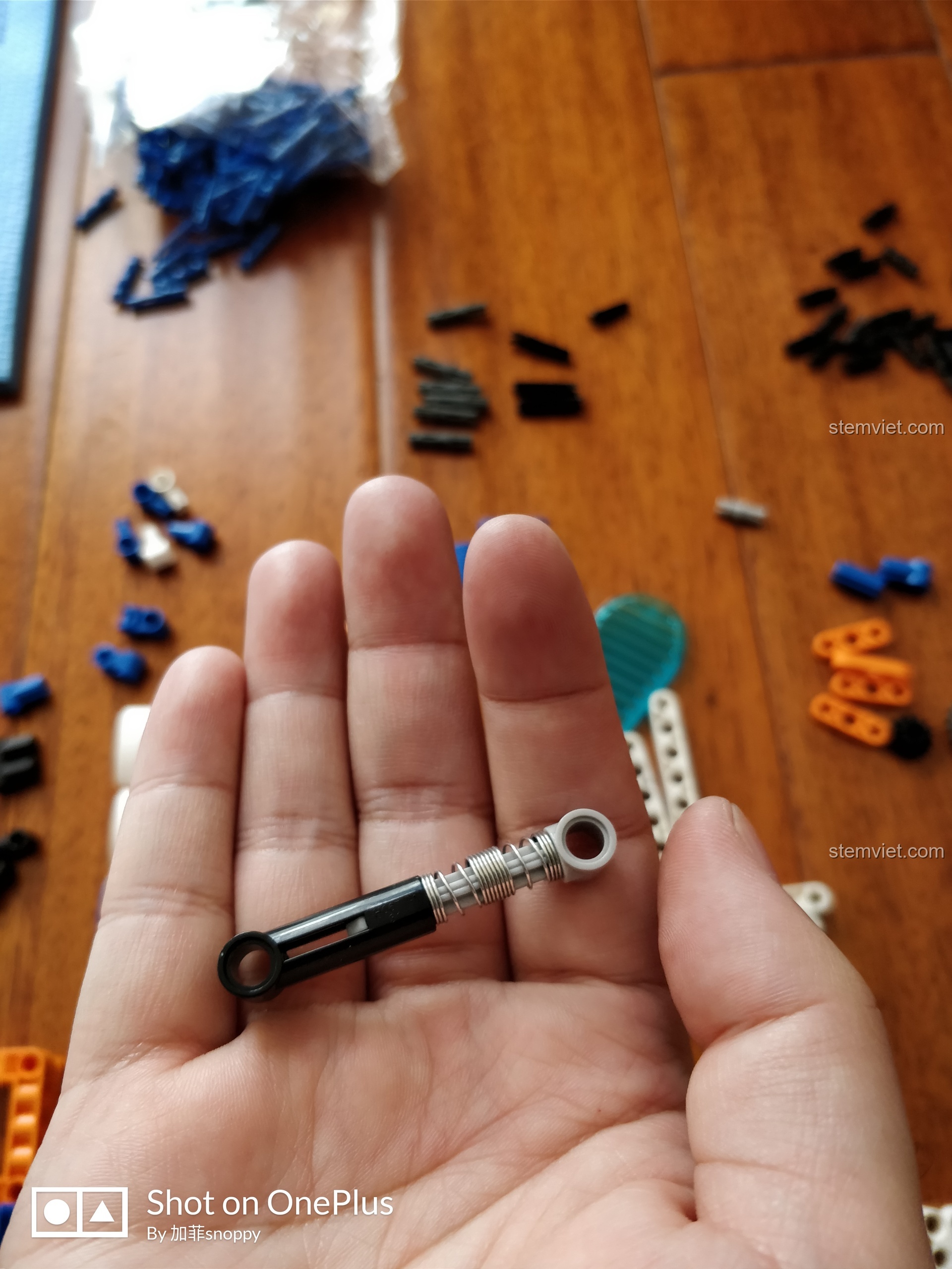 Chi tiết giảm xóc nhỏ được sử dụng trong cơ chế cò súng của bộ đồ chơi lắp ráp AK-47 CaDA C81001.