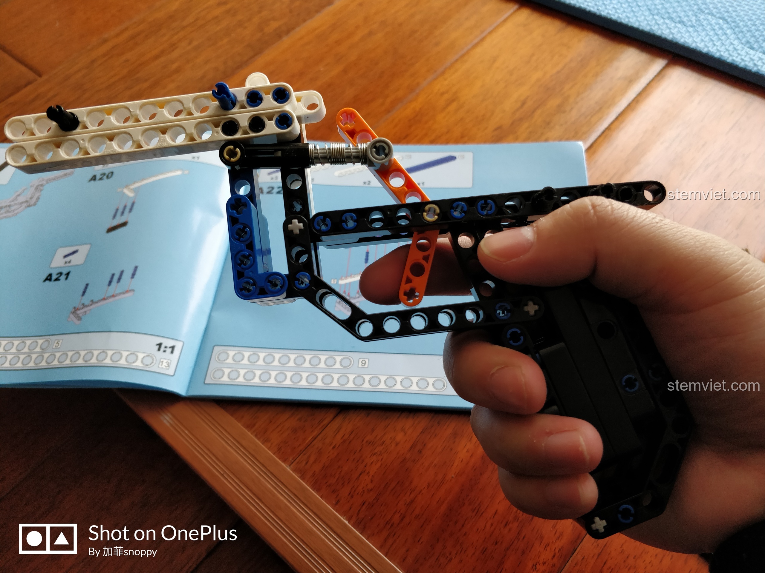 Cơ chế cò súng của mô hình AK-47 CaDA C81001 đang được thử nghiệm, cho thấy khả năng hoạt động mượt mà.