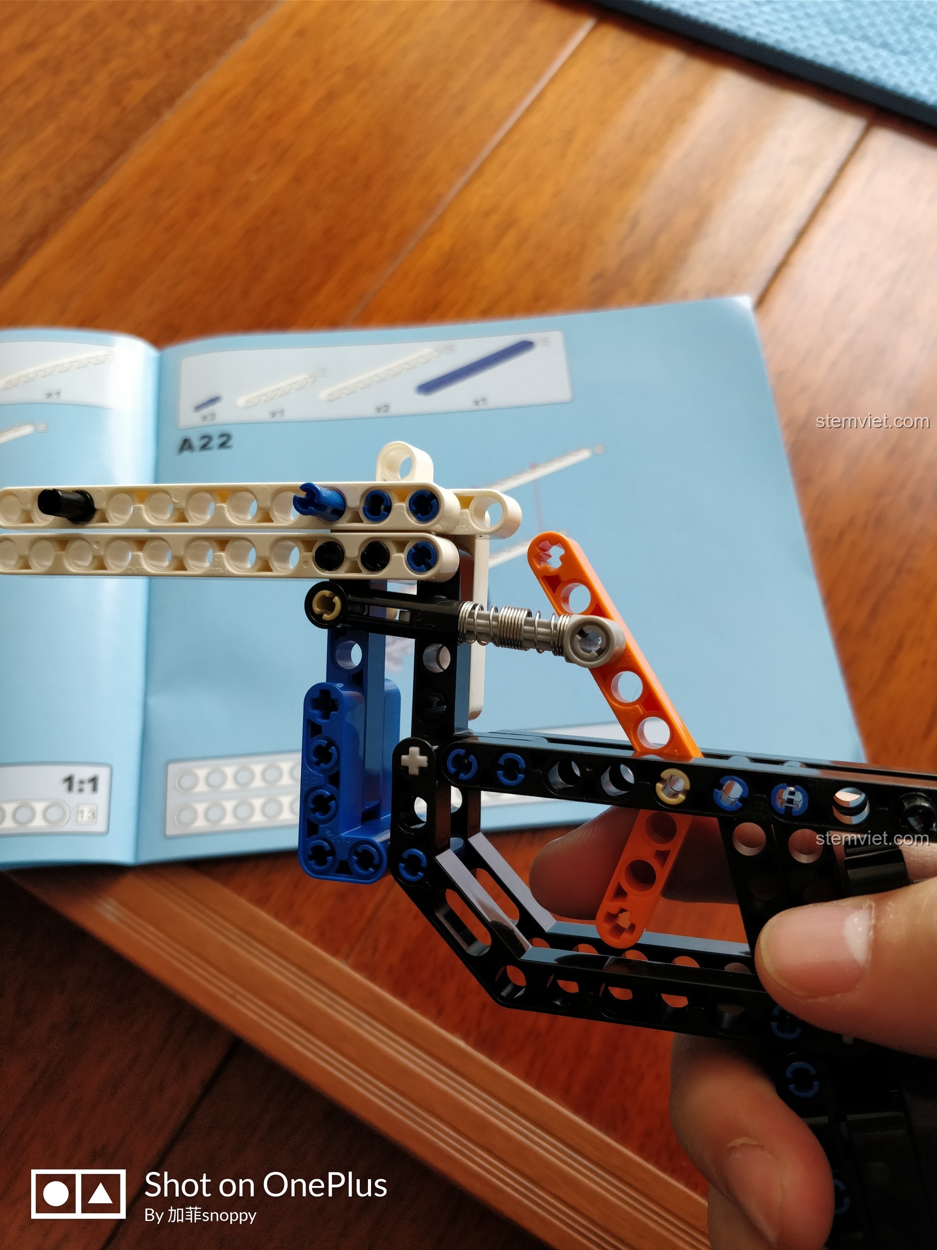 Cận cảnh cơ chế hồi cò súng của bộ đồ chơi lắp ráp AK-47 CaDA C81001, thể hiện sự tinh xảo trong thiết kế.