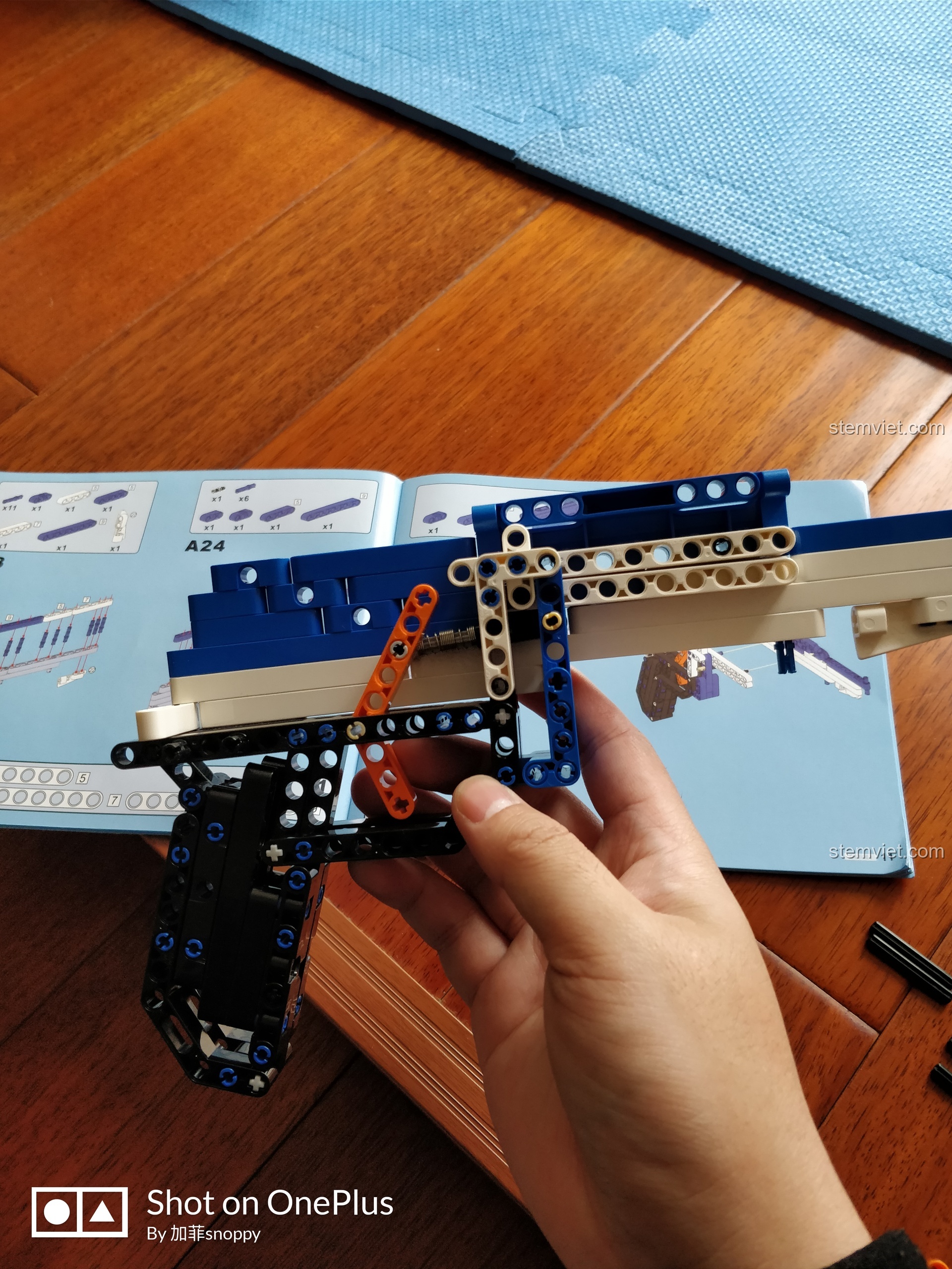 Bắt đầu lắp ráp phần thân súng của mô hình AK-47 CaDA C81001, các mảnh ghép lớn dần được thêm vào.