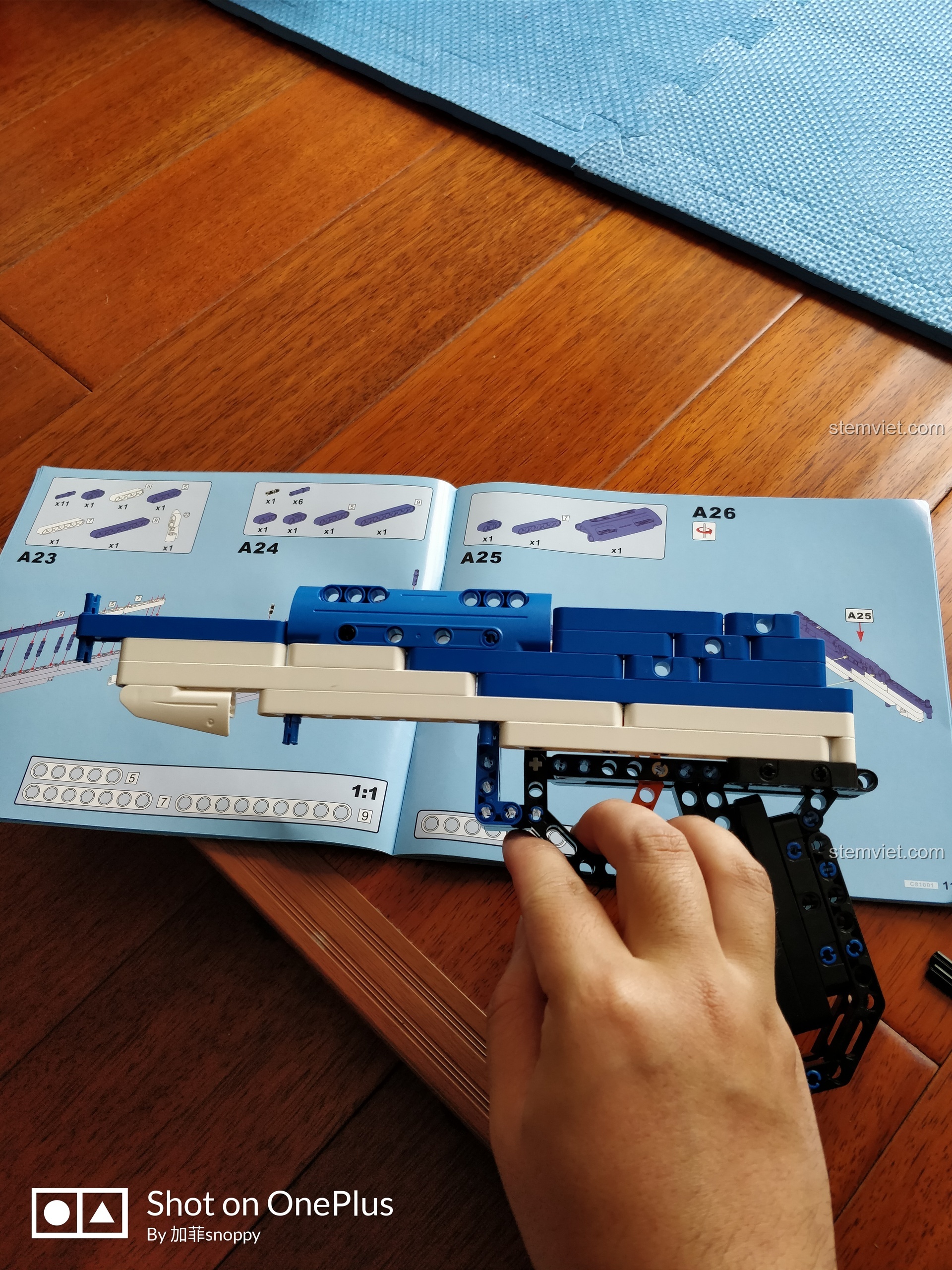 Phần thân súng của mô hình AK-47 CaDA C81001 dần hoàn thiện, các chi tiết được kết nối chắc chắn.