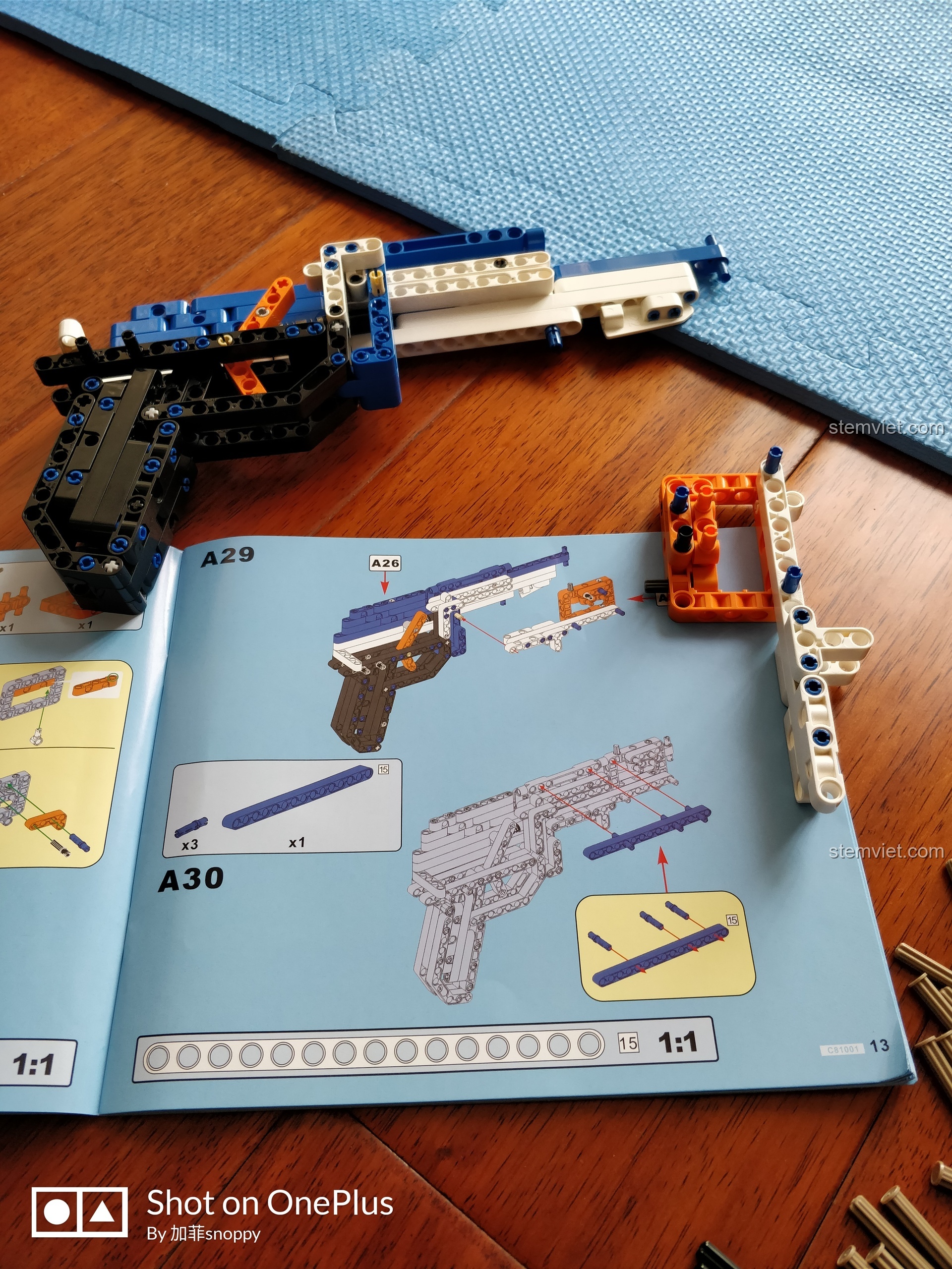 Thêm các chi tiết trang trí vào phần thân súng của mô hình AK-47 CaDA C81001, tăng tính thẩm mỹ.